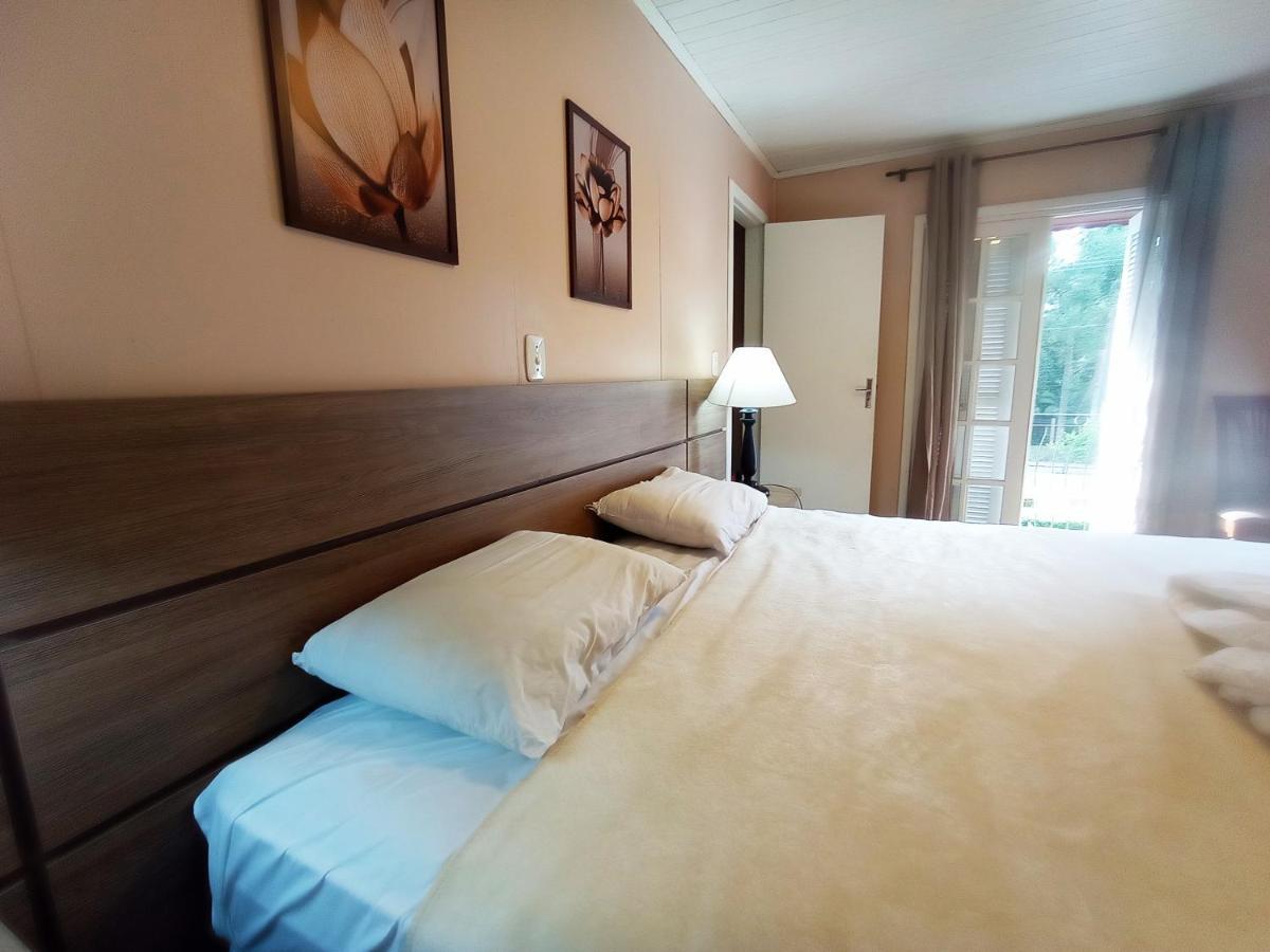 Lindo Sobrado Central Com 3 Apartamento Gramado