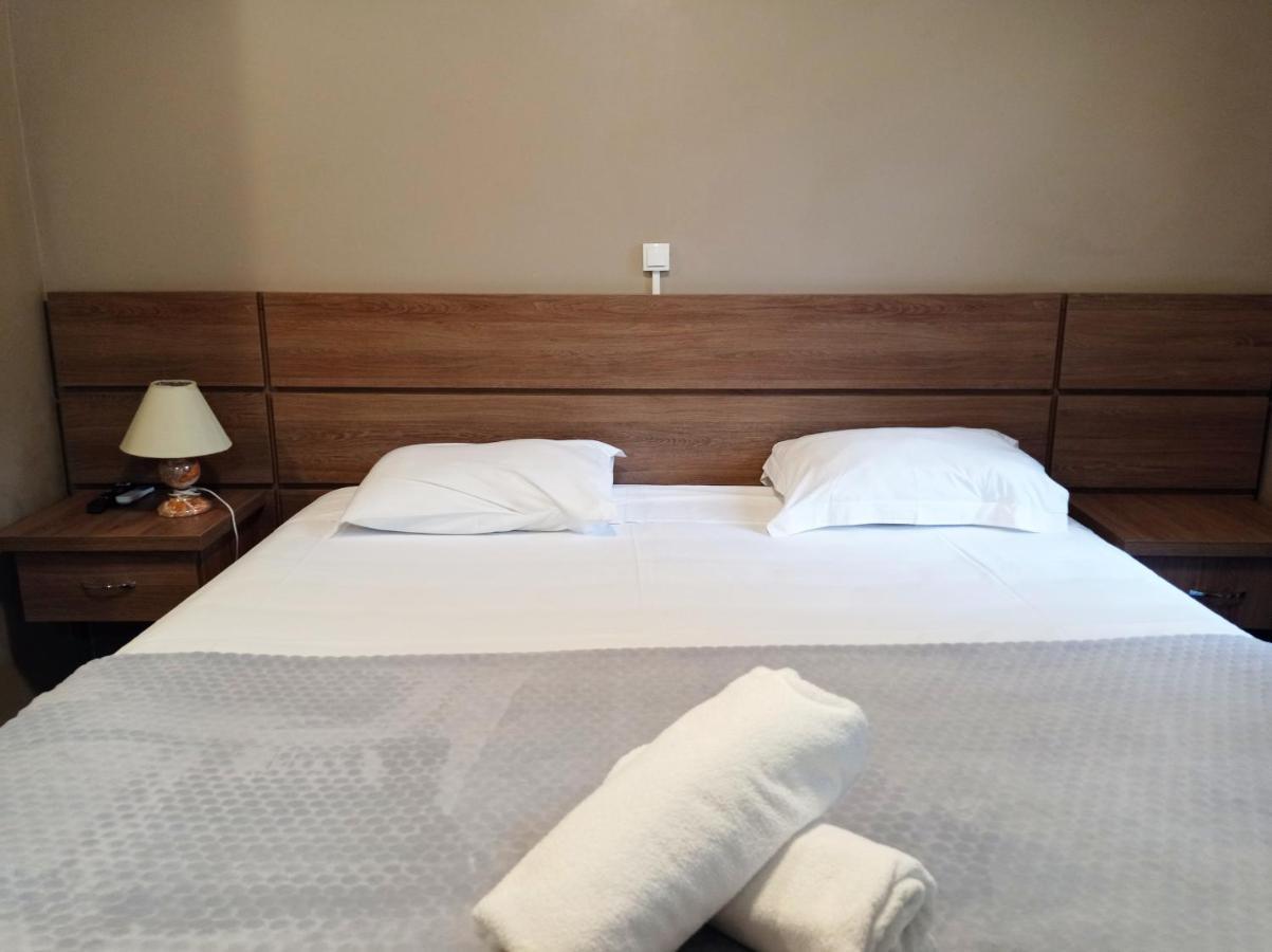Lindo Sobrado Central Com 3 Apartamento Gramado
